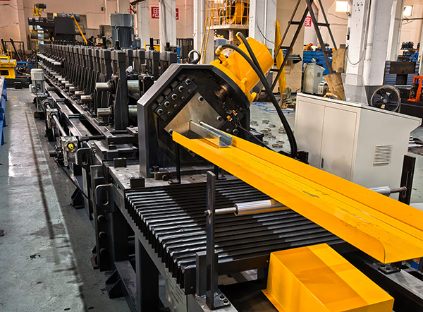 Servo-controlled tracking cutting system on Step Beam Roll Forming Machine for non-stop production
